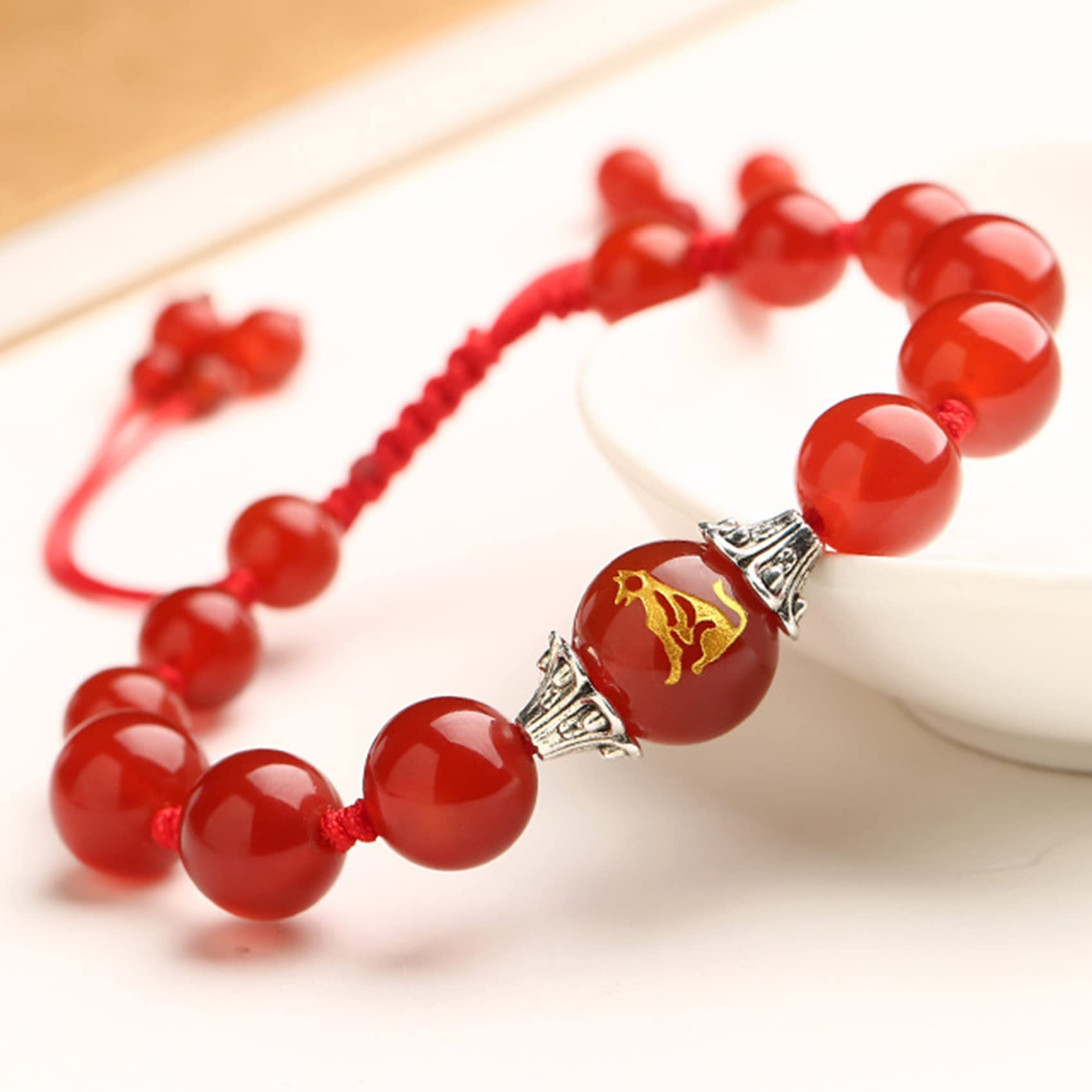 Bracelet Porte-Bonheur Chinois en Cordon Rouge pour Femme Look Casual Chic et Spiritualité