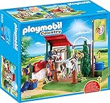 1 Figur, 1 Pferd, Integrierte Handpumpe, Haken und Box zum Verstauen von Zubehör, uvm., Erweiterbar mit PLAYMOBIL Country Großer Reiterhof (6926)