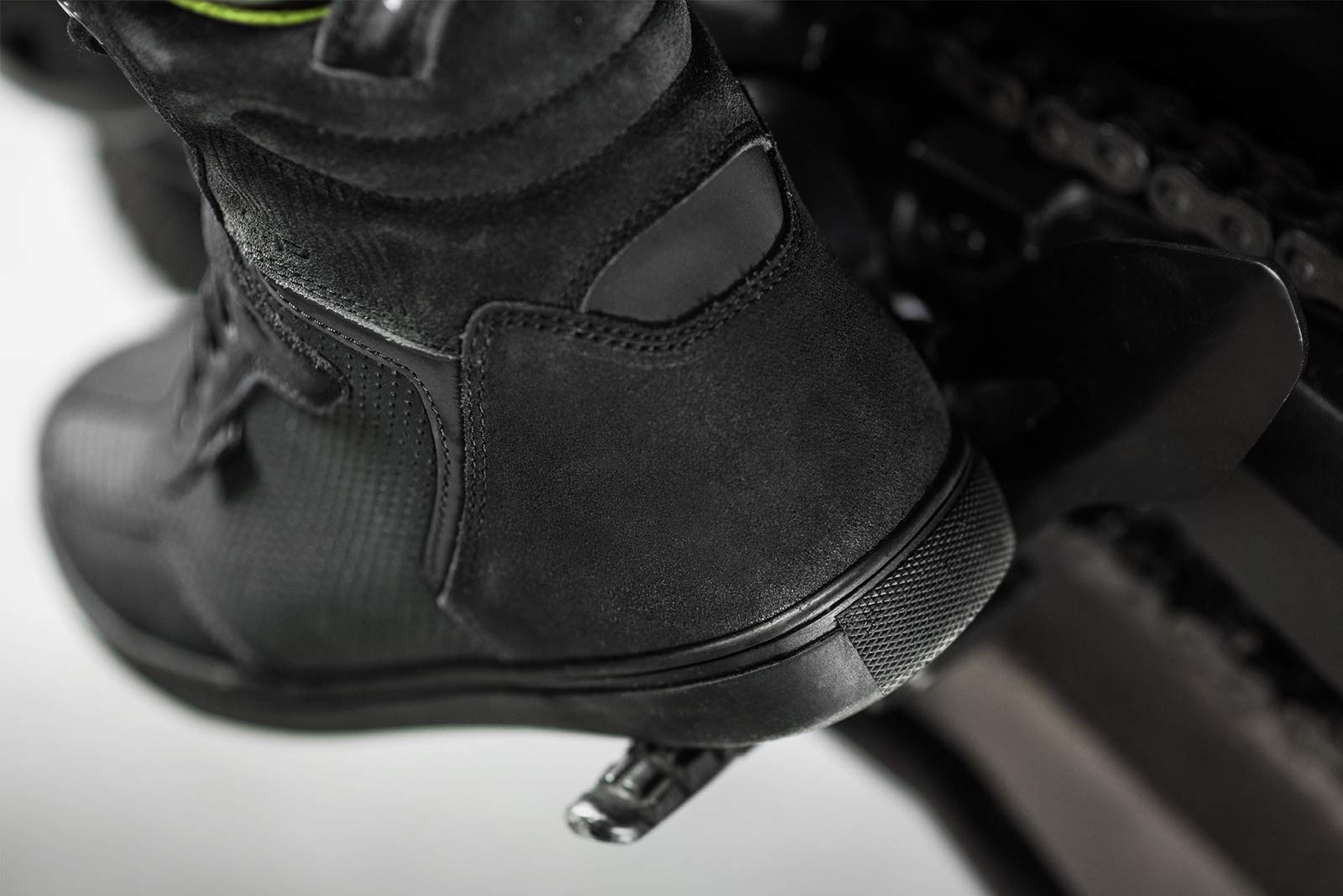 SHIMA Rebel WP, Wasserdichte Motorradschuhe Herren - Verstärkte Motorrad Sneakers mit Seitlichem Reißverschluss, Knöchelstütze, Anti Rutsch Sohle, Schaltgriff (Schwarz, 43)