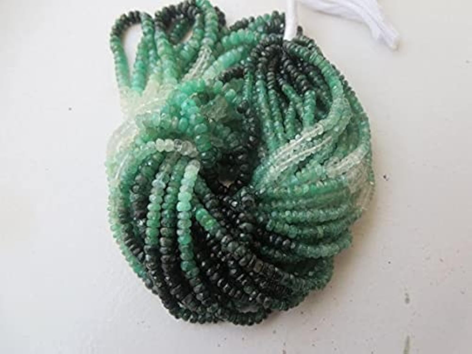 Perles émeraude facettées en lot de 10 fils de 4mm pour la haute joaillerie