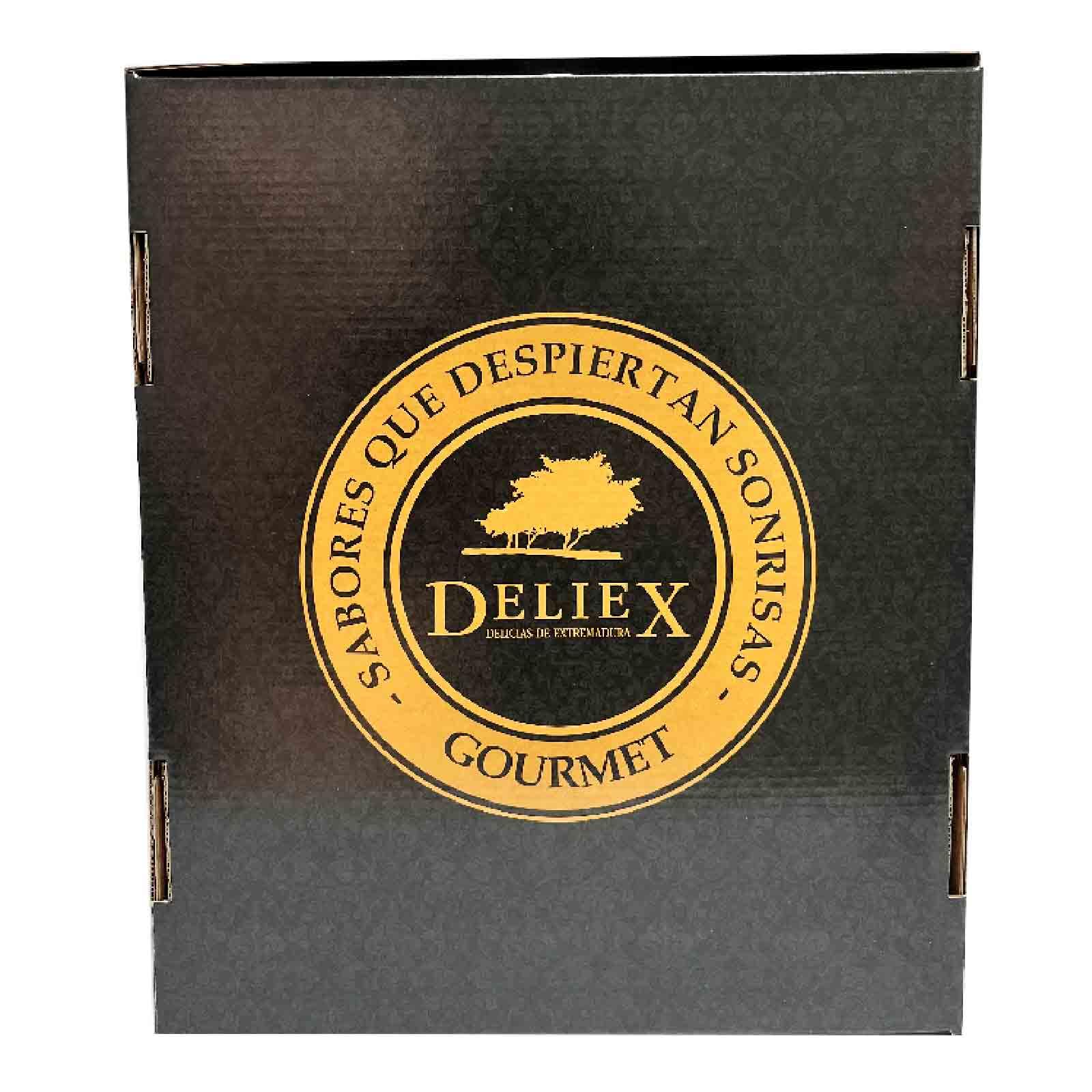 Cesta regalo gourmet con aceite oliva virgen extra, vinagre D.O. Jerez y patés de La Chinata, mermelada natural artesana cereza con cacao y de coco, cremas de queso de la Serena y queso de cabra