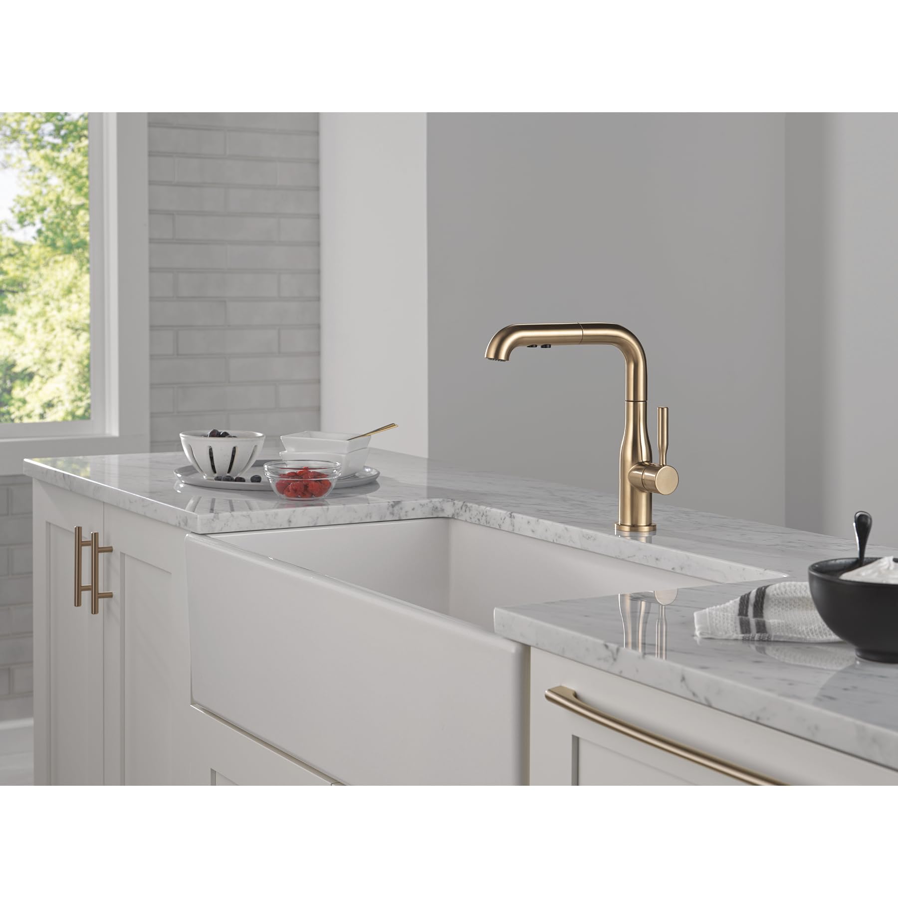Delta Almari Grifo de cocina extraíble, grifo de cocina dorado con pulverizador extraíble, grifo de fregadero de cocina con base magnética, bronce champán 16943-CZ-DST