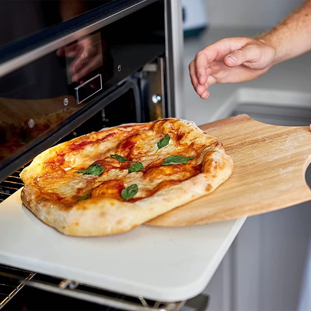 Okrągła deska do pizzy z tacą do pieczenia pizzy jedna ręka kamienna deska do krojenia pizzy ciasto do pizzy zagęszczony paragraf