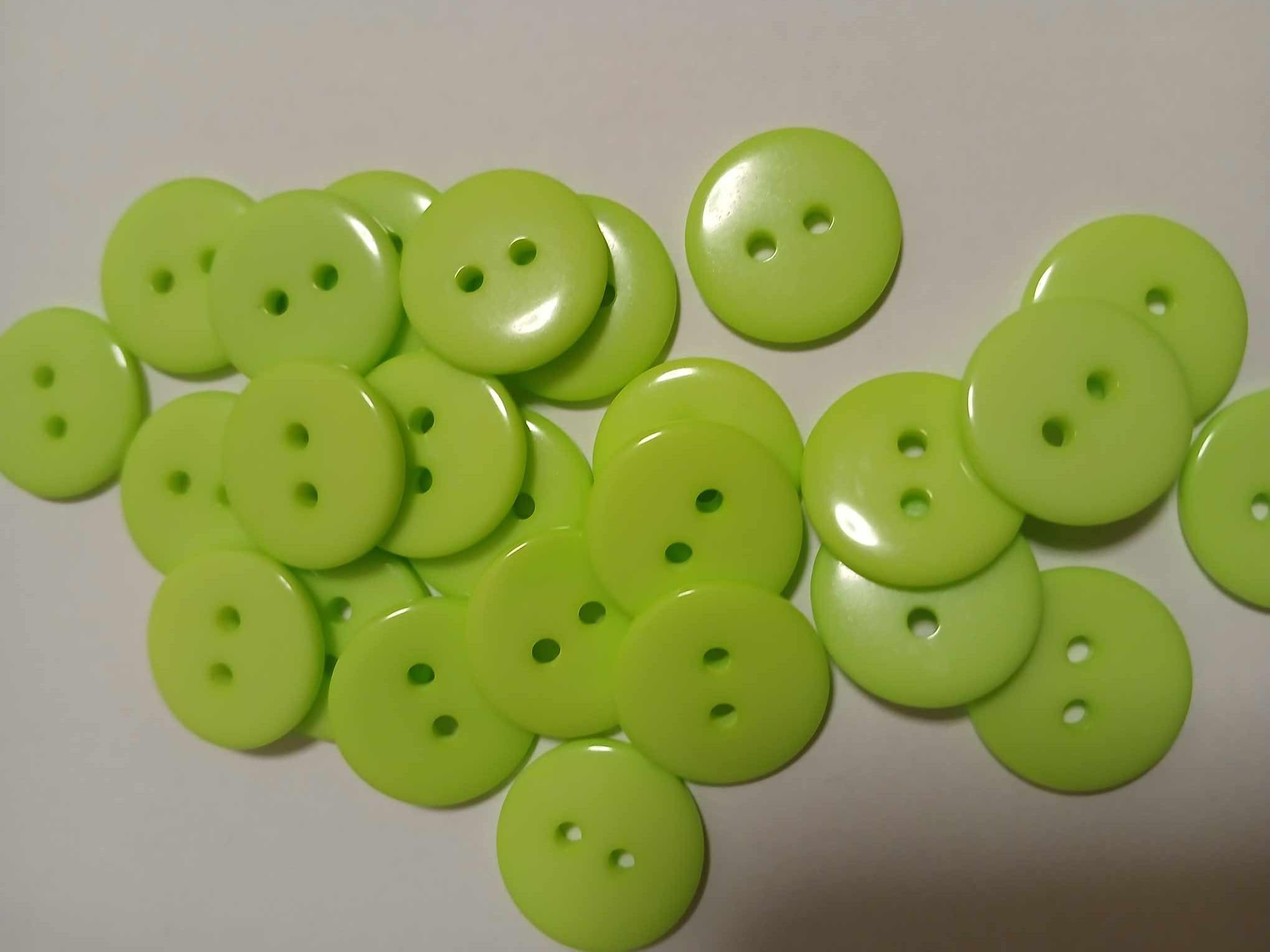 400 Light Green Plain Round 18mm Resin Sewing Buttons for Knitting, Arts, Crafts and Clothes