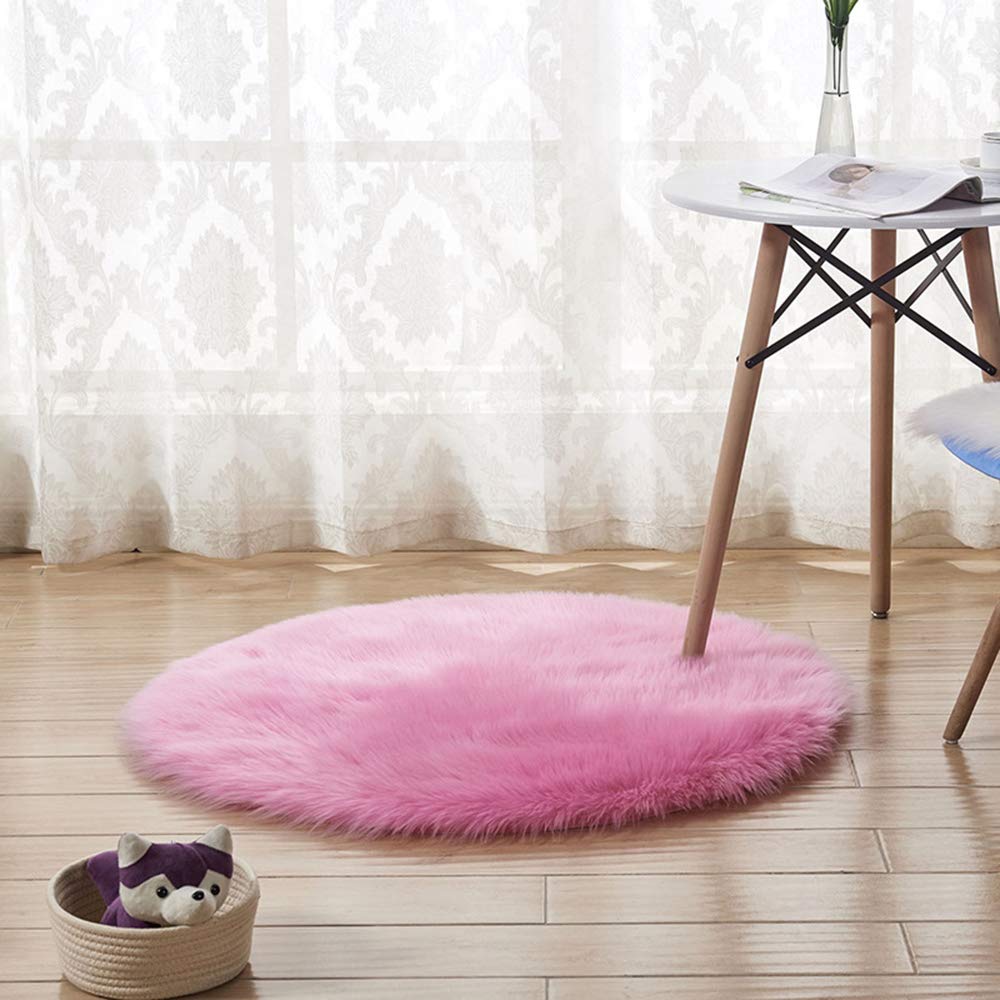 Tapis rond en fausse fourrure pour réchauffer l'ambiance d'une chambre d'enfant rose