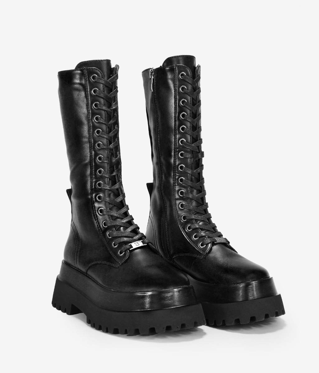 BOSANOVA Bottes militaires hautes avec semelle piste et lacets. Fermeture à glissière intérieure.