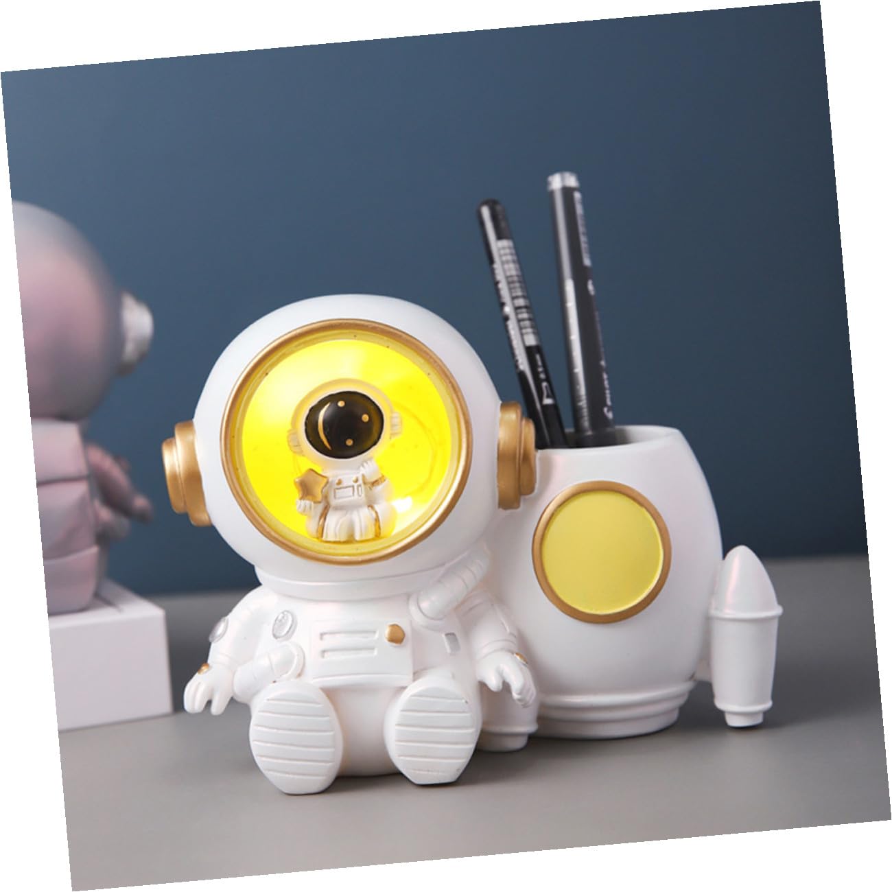Alipis Portapenne Grande Capacità con Illuminazione Astronauta in Resina Bianco per Riporre Penne e Oggetti da Scrivania, Accessorio per Scrivania Bambini e Ragazzi