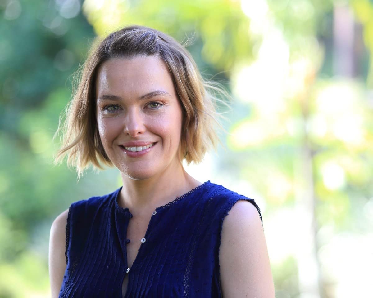 Amazon.com: Death in Paradise (TV) Sally Bretton 10x8 Photo: Photographs