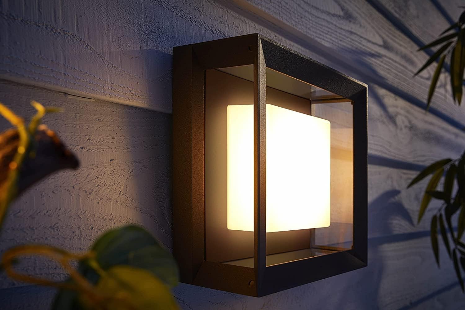 Philips Hue White & Color Ambiance Econic Outdoor Wandleuchte (1.140 lm), dimmbare Wandlampe für das Hue Lichtsystem mit 16 Mio. Farben, smarte Lichtsteuerung über Sprache oder App, schwarz