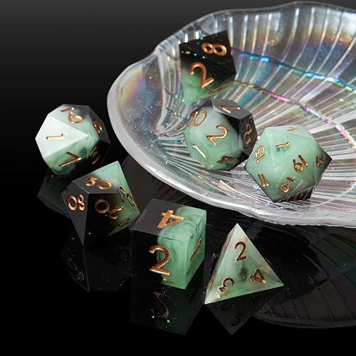 Vista 68 de DND - Juego de dados hechos a mano, 7 accesorios, dados de borde afilado para juegos TTRPG de Calabozos y Dragones, RPG multicara de resina Negro