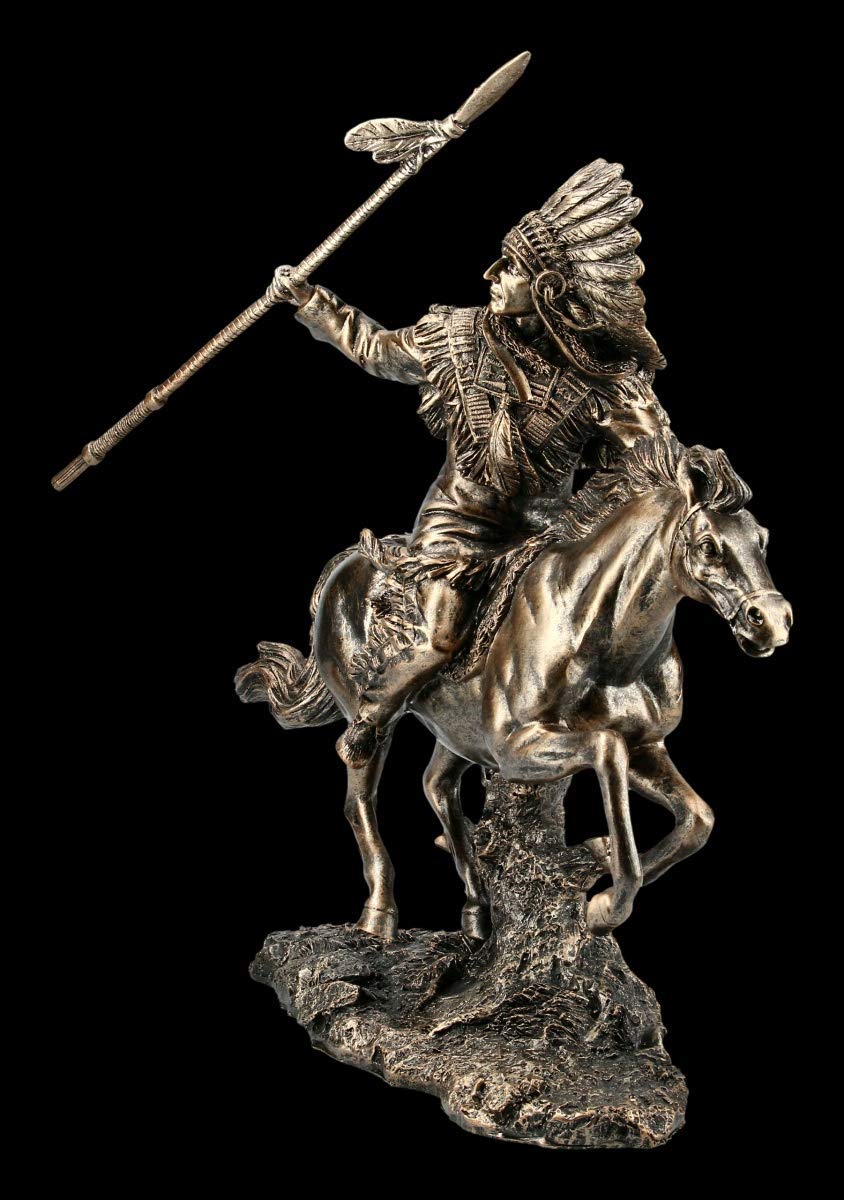 Figuren Shop GmbH Indianer Figur - Häuptling reitend mit Speer | Dekofigur, Dekoartikel, Westerndeko, Skulptur, Statue, Bronzeoptik, H 34 cm