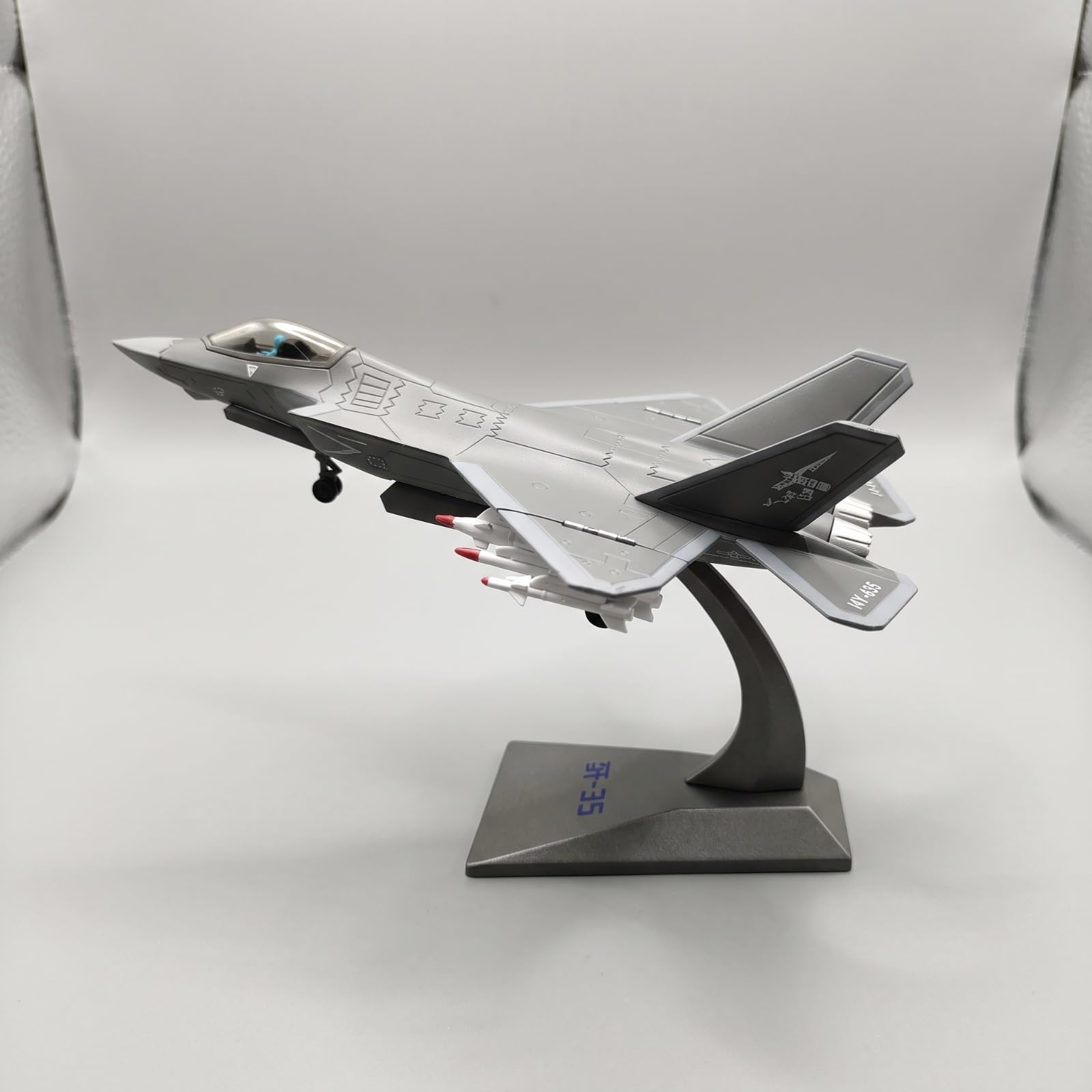 Modellino J 35 in 1:100 Realistico Modellino di Caccia Resistente Aereo in Miniatura con Supporto per Vetrina, Scrivania