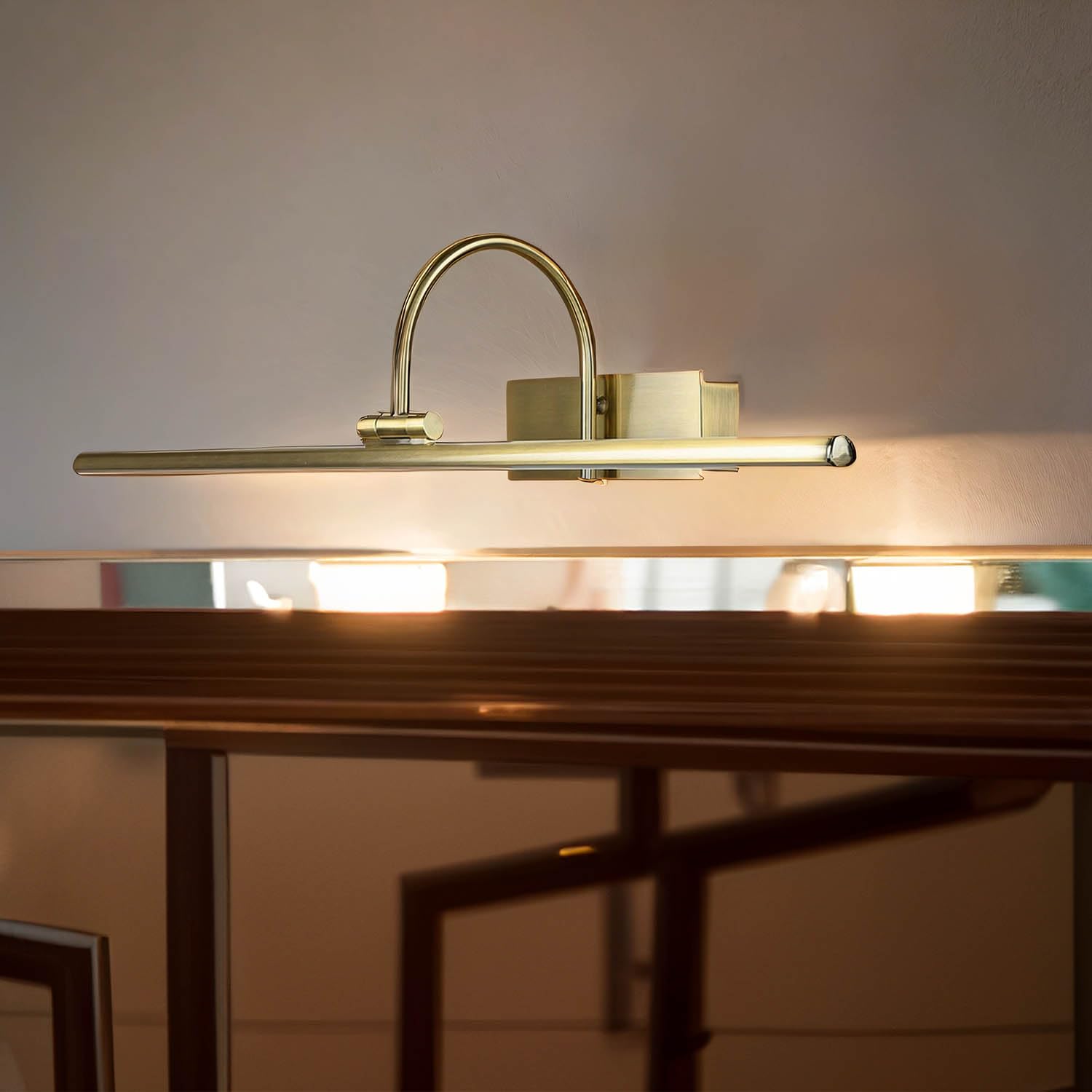 Licht-Erlebnisse XXL LED Bilderleuchte in Messing-antik B:60cm schwenkbar klassisch Spiegelleuchte für Flur Bad Wohnzimmer Schlafzimmer Wandlampe Bilderlampe