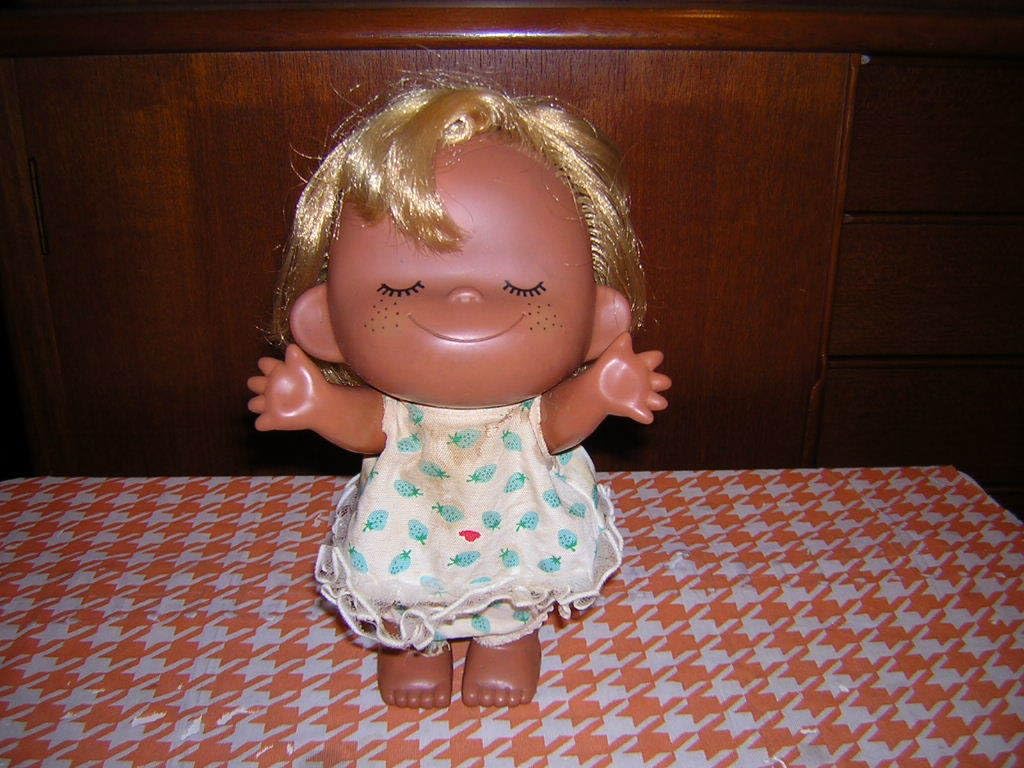 Amazon.co.jp: 昭和レトロ 当時物 亜土ちゃん ソフビ 人形 26cm いちご  