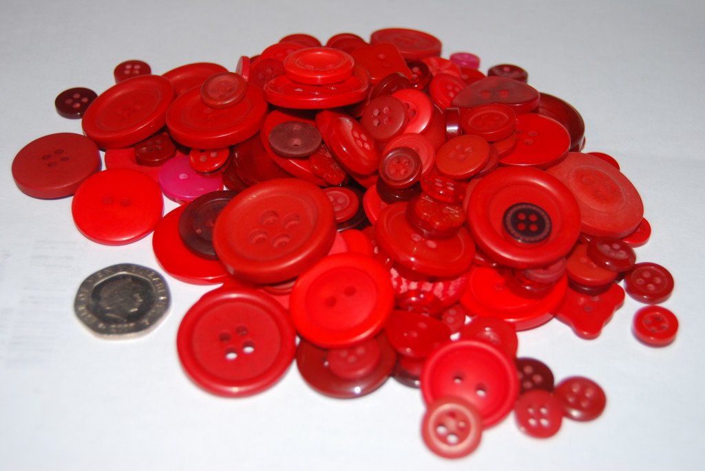 celloexpress RED Buttons - Mixed Sizes of Various Red Buttons for Sewing and Crafting - Pack of 100g