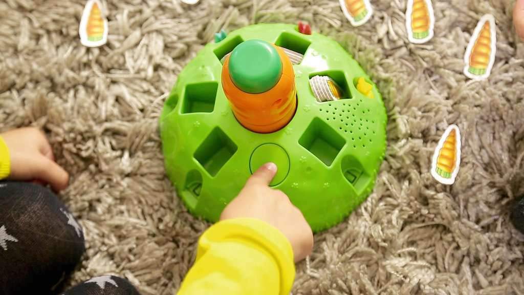 Ravensburger 21200 - Flotti Karotti, Bewegungsspiel für Kinder ab 4 Jahren, Familienspiel für Kinder und Erwachsene, Reaktionsspiel für 1-6 Spieler