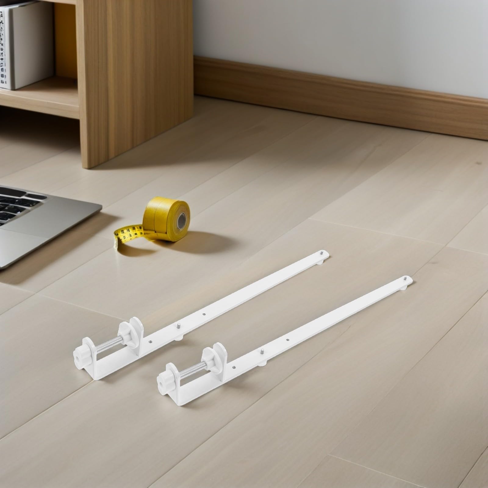 Morsetto da Scrivania in Ferro Regolabile per Pannello Forato, Supporto Bianco 4 Pezzi, Adatto per Spessori da 1 a 5,5cm, per Ufficio Domestico e Laboratorio