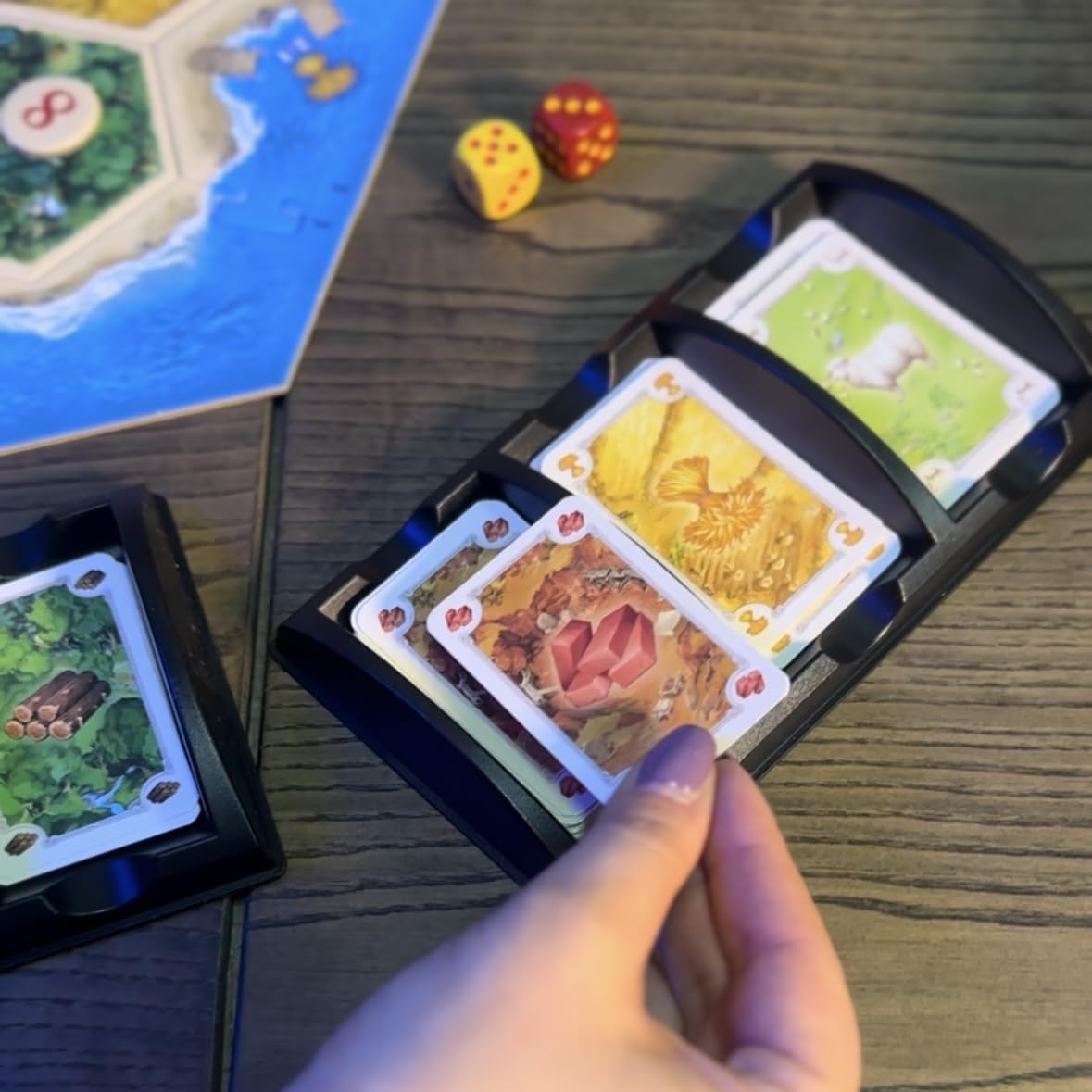 Giochi Uniti - CATAN Relaunch: Gioco Base – Gioco da tavolo, 3-4 Giocatori, 10+ Anni, GU818, Edizione italiana [versione attuale]