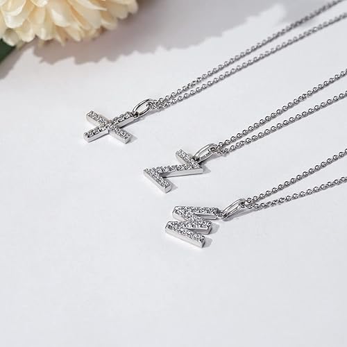 Miniatura 8 de Tienda Essentials Collar con colgante de inicial de circonita cúbica de elementos infinitos chapados en platino, (anteriormente colección Tienda)