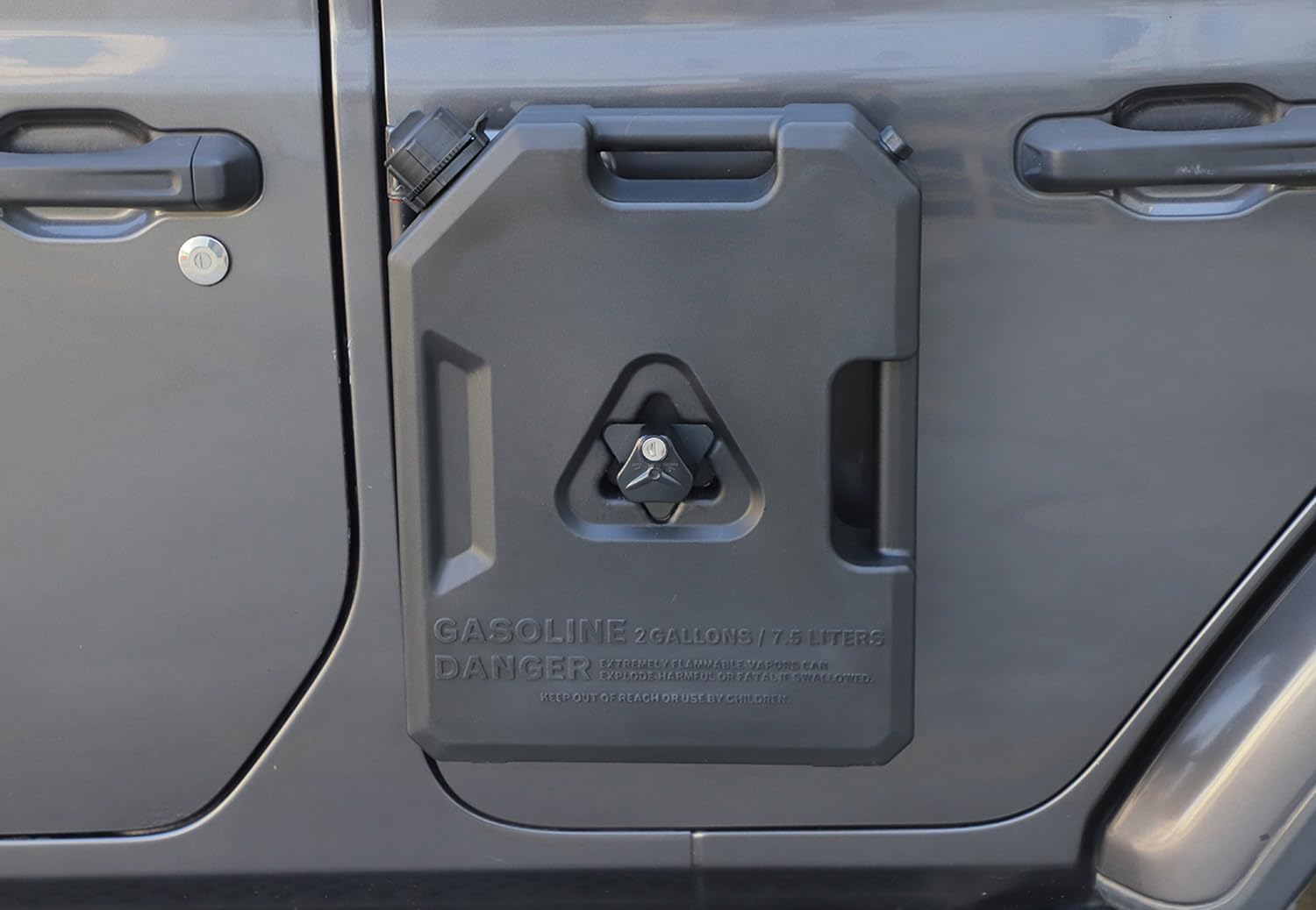 Front Door 7.5L Expansion Gasoline Water Tank Oil Bucket for Jeep Wrangler JK/JL/JT Car Flat Liquid Storage Tank Exterior Accessories (Black)