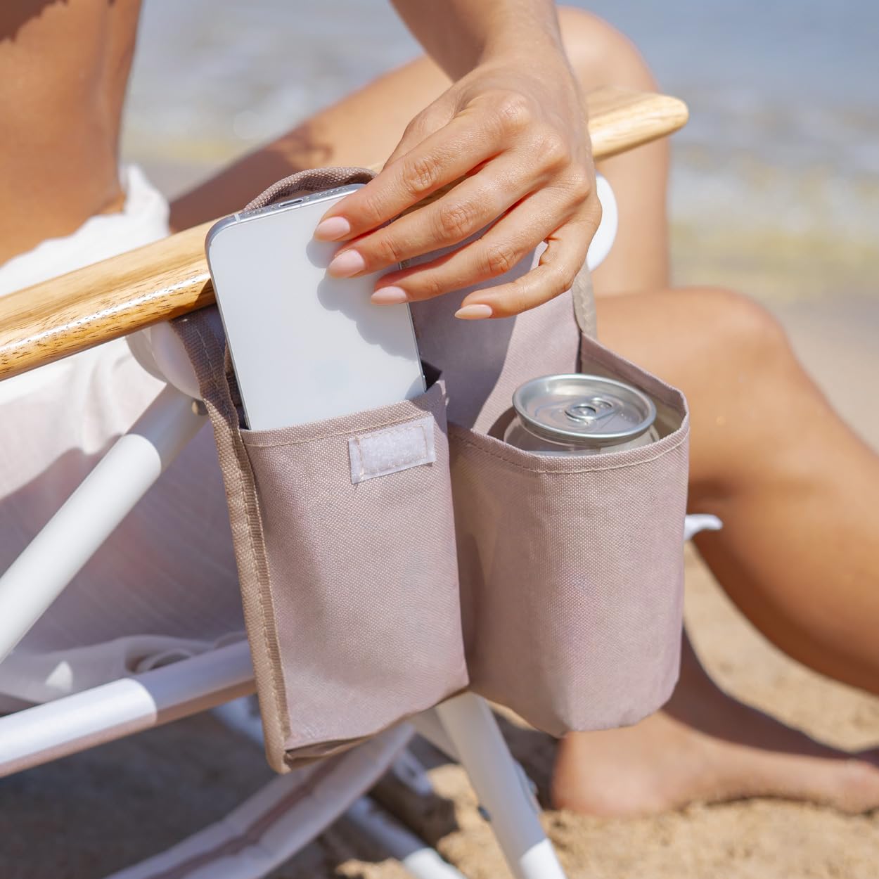 Flamingueo Chaise de Plage Pliante - 5 Positions d’Inclinaison - Poche Isotherme - Poche pour Mobile - Poignées Sac à Dos - Oreiller Ergonomique - Aluminium et Polyester - Beige