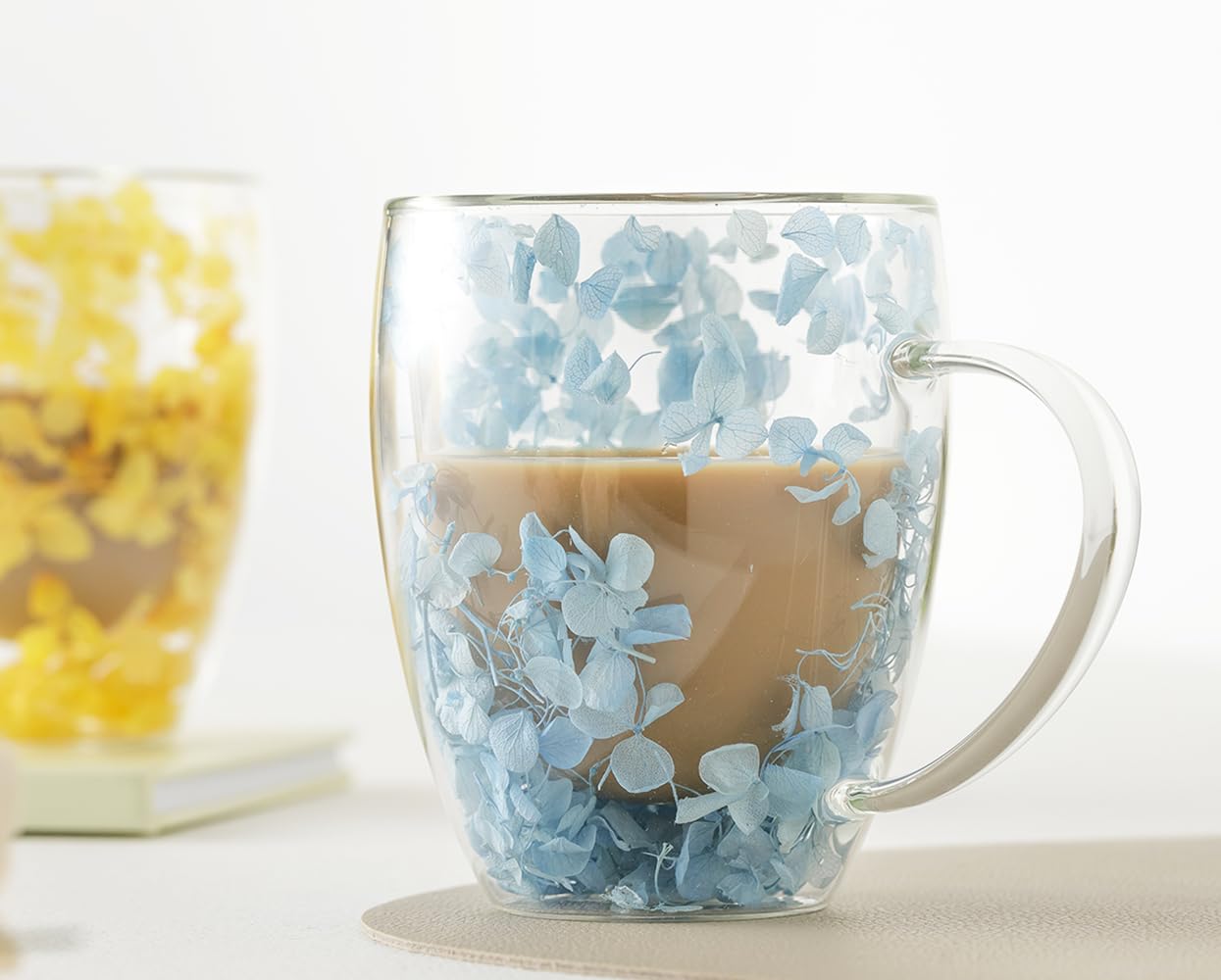 Tazze in vetro a doppia parete con fiori secchi, tazze da caffè