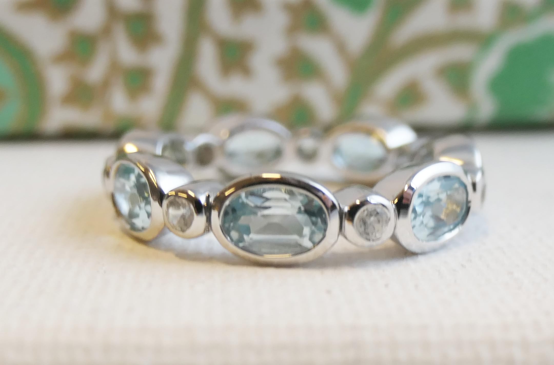 Anillo de plata de primera ley con topas azules y circonitas