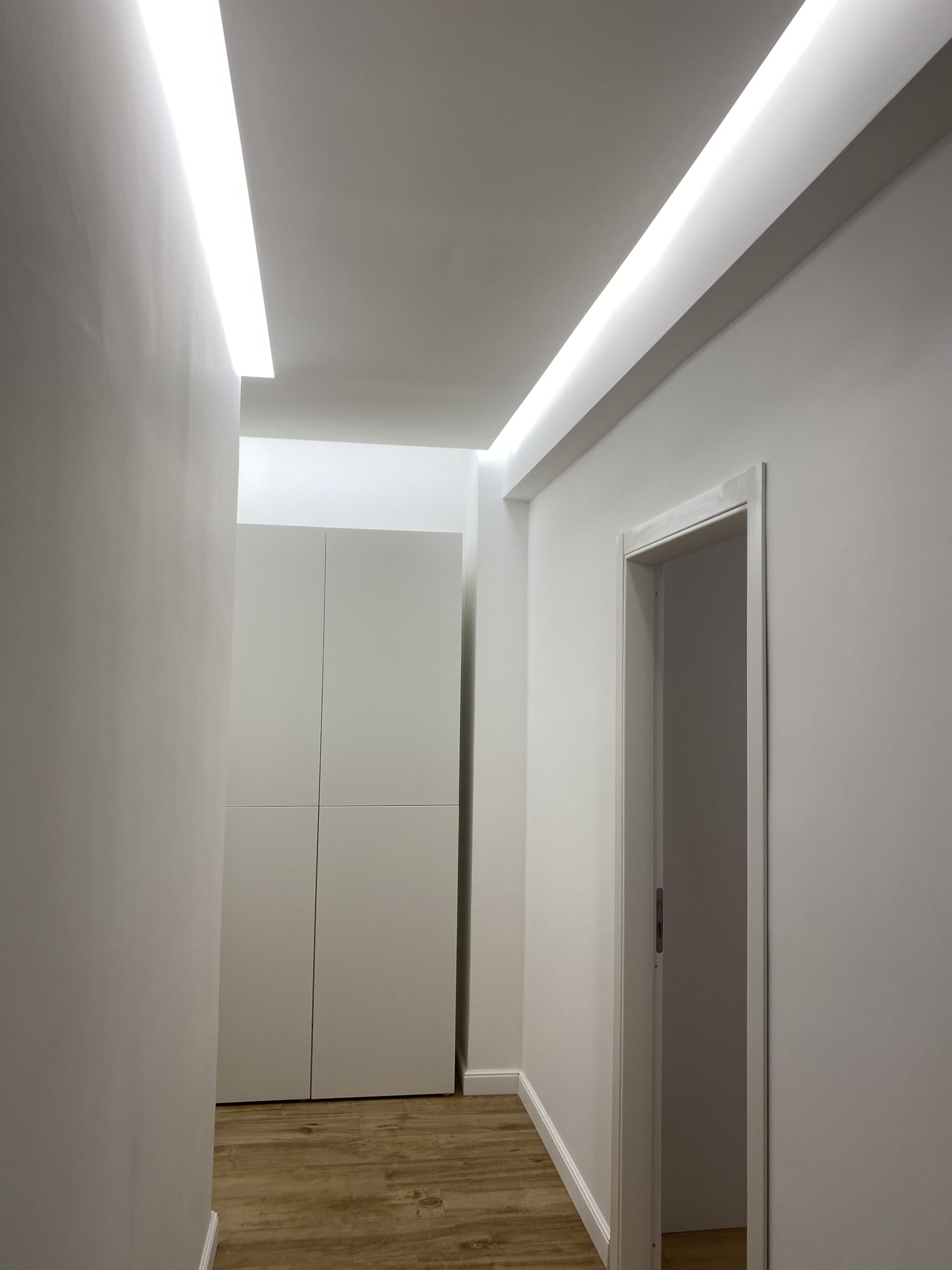 Striscia luminosa LED flessibile, lunga 5 metri, colore bianco e con adesivo 3M rosso 60 WATT, ideale per luce sottopensile e luce soffusa. IP65 per uso esterno ed interno
