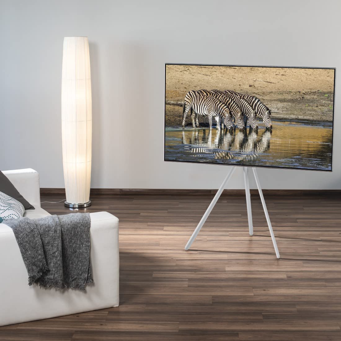Hama TV Ständer im Staffelei Design (Stabiler Fernsehständer für 37-75 Zoll, höhenverstellbarer TV Stand als Tripod, kompaktes TV Stativ, VESA kompatibler Bodenständer) weiß