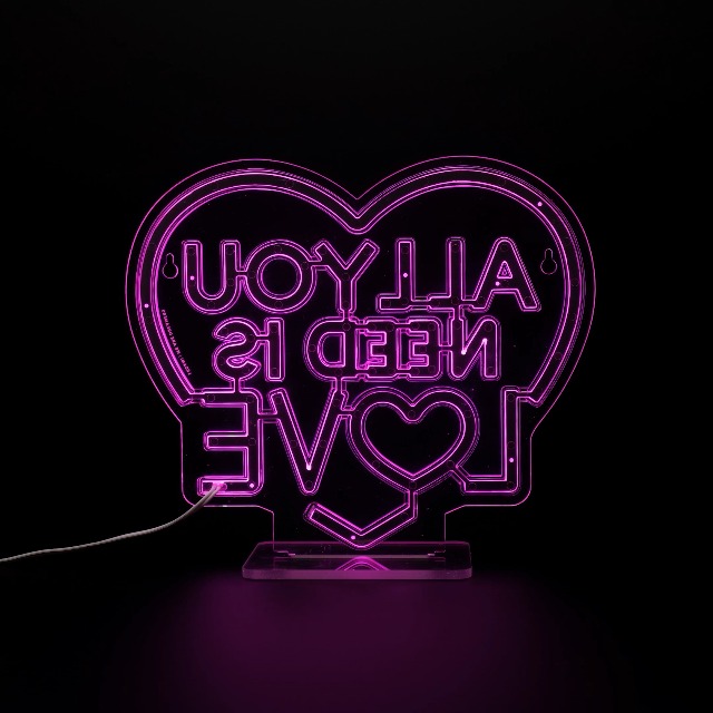 Insegna Luminosa LED Legami – Effetto Neon "All You Need Is Love" – Base Removibile, Alimentazione Type-C, Per Interni