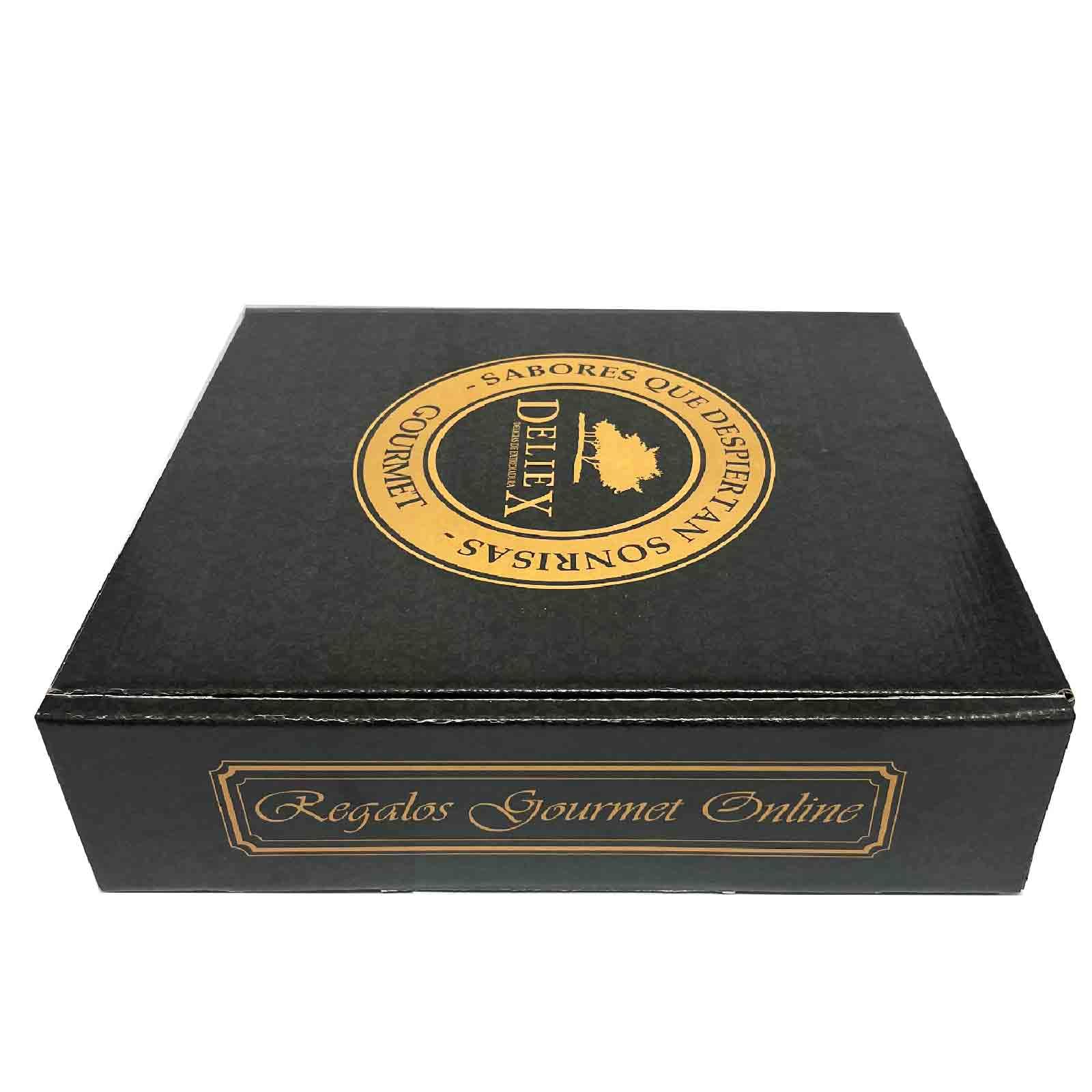Cesta regalo gourmet con aceite oliva virgen extra, vinagre D.O. Jerez y patés de La Chinata, mermelada natural artesana cereza con cacao y de coco, cremas de queso de la Serena y queso de cabra
