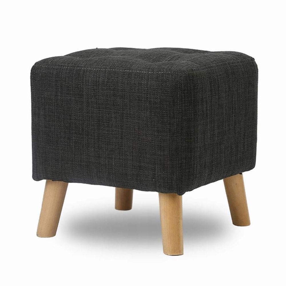 Taburete cuadrado de madera maciza de diseño junto a la mesa de centro