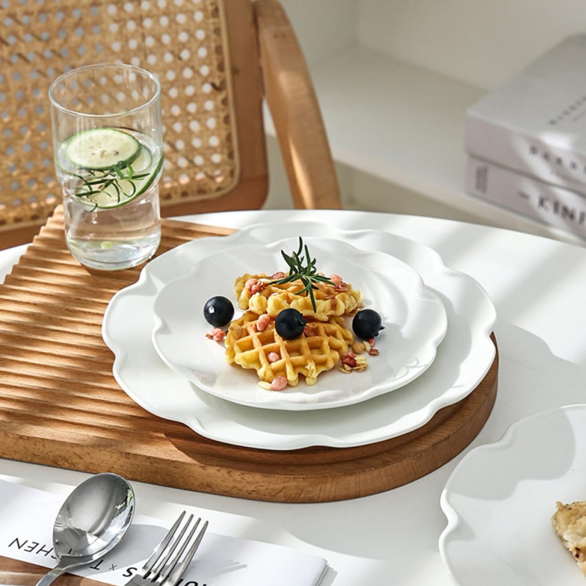SHOWERORO Assiettes Design Épaissi Résistant aux Chocs Blanches en Céramique 4 Pièces pour Steak et Service Lors D'occasions Spéciales ou Fêtes