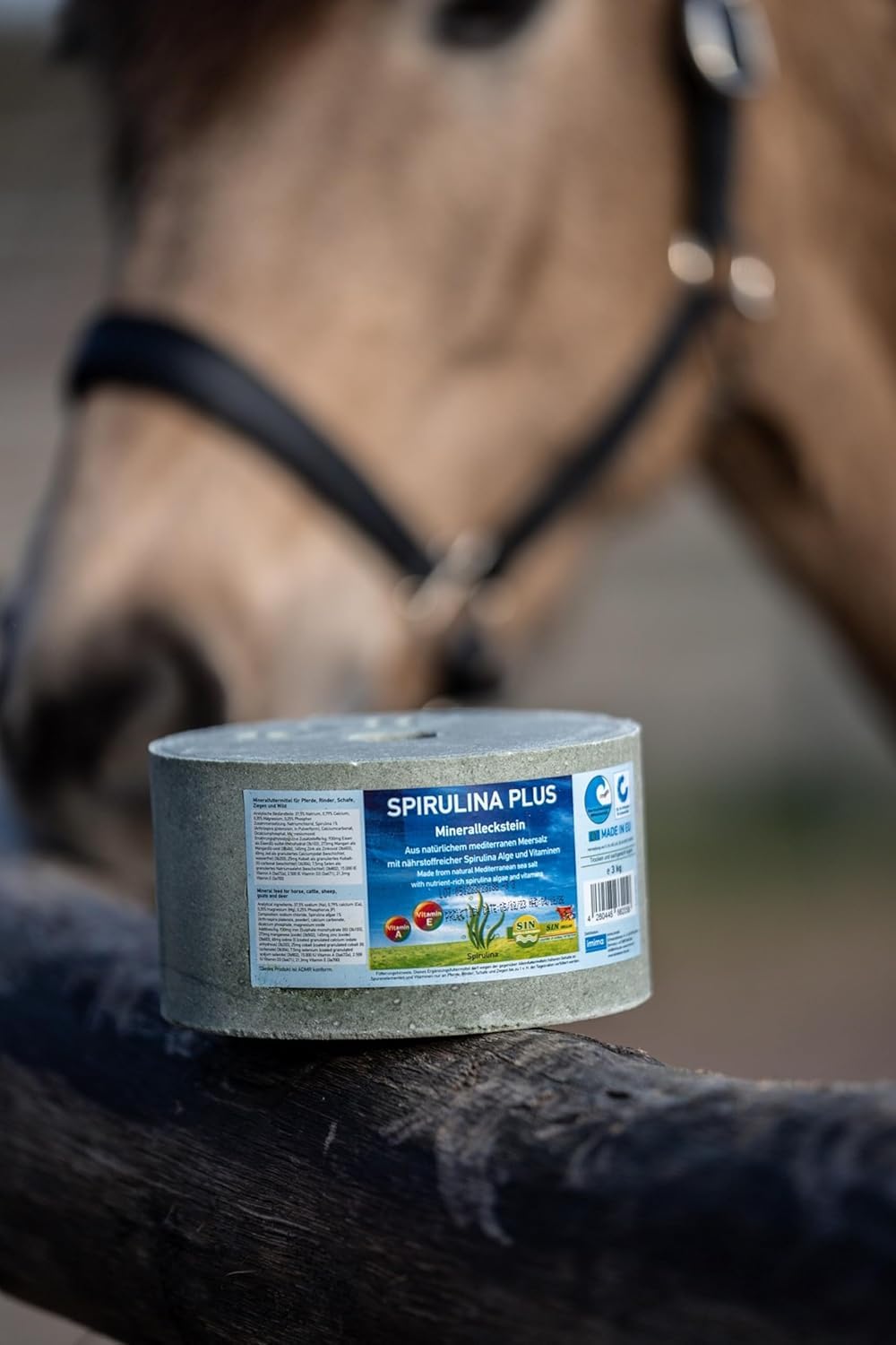 Pietra di sale per cavalli SPIRULINA Plus Set 4 x 3 kg – cibo minerale per cavalli con spirulina a base di sale marino senza melassa – Accessori per cavalli per supporto di pietre – Pietra