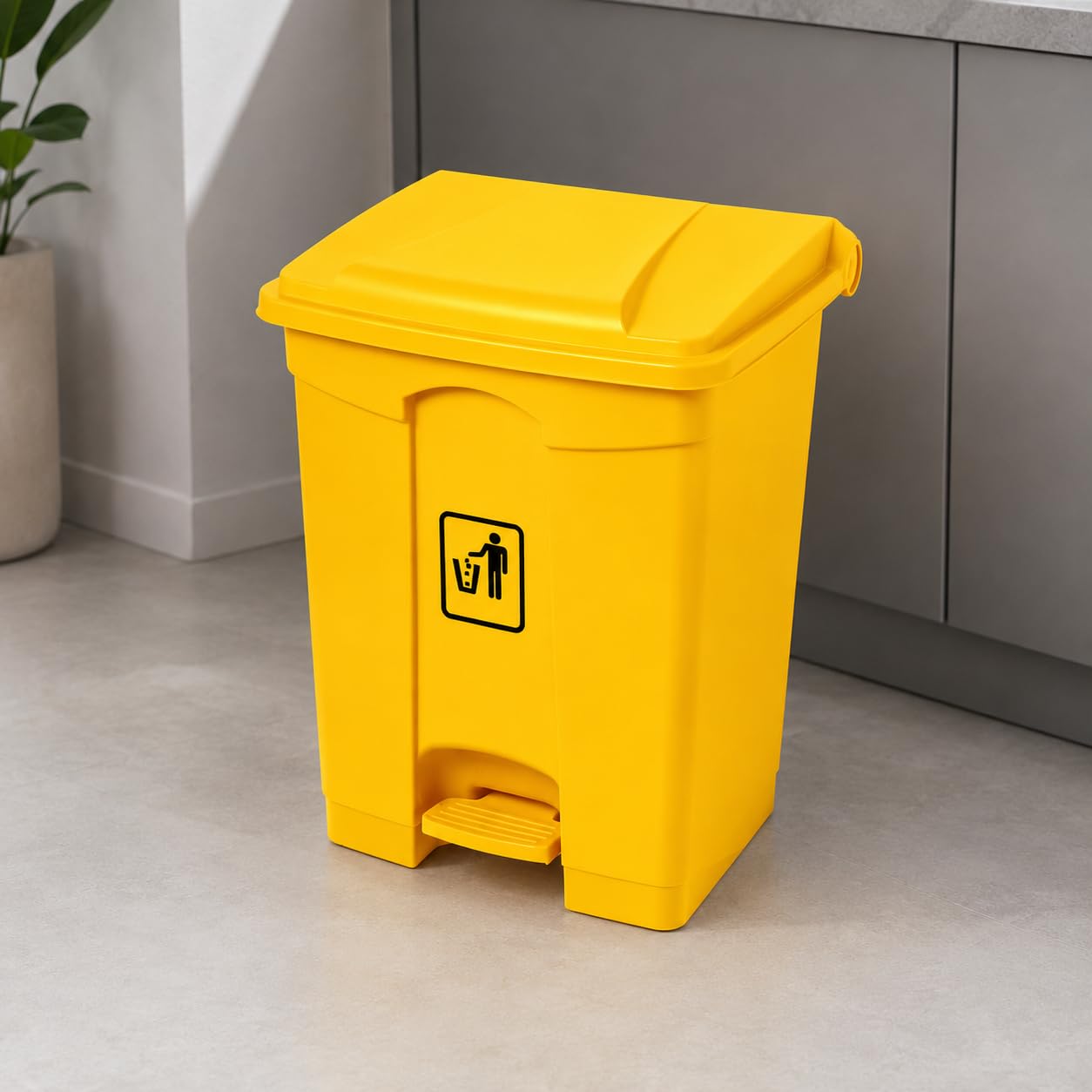 Papelera con pedal Corlan 45L con tapa de apertura sin contacto y símbolo de reciclaje | Cubo de basura plástico resistente para reciclaje 41x39,8x60 cm | Disponible en amarillo y gris (Amarillo)