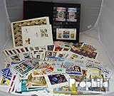 (199) Ein Wahnsinnsposten: Die beliebtesten Briefmarken sind ja bekanntlich Blöcke oder Kleinbögen. Hier gleich über 500 verschiedene Blöcke und Kleinbögen bzw. Bögen mit bis zu 20 Marken mit insgesamt über 5.000 Marken - meist verschiedene. Dazu ein großes Einsteckbuch. Meist herrliche Motive. Dabei Dutzende verschiedene Länder wie z.B. Zypern, Madeira, Slowenien, UdSSR, Philippinen, Libyen, Kirgisien, auch Afrika und Asien mit vielen Ländern. Sie finden sogar 1 Block auf Ersttagsbrief, viele u
