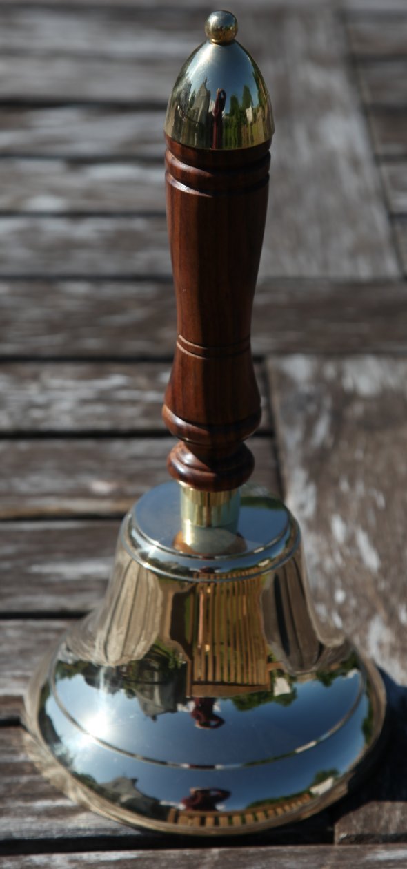 Gran campana con mango de madera