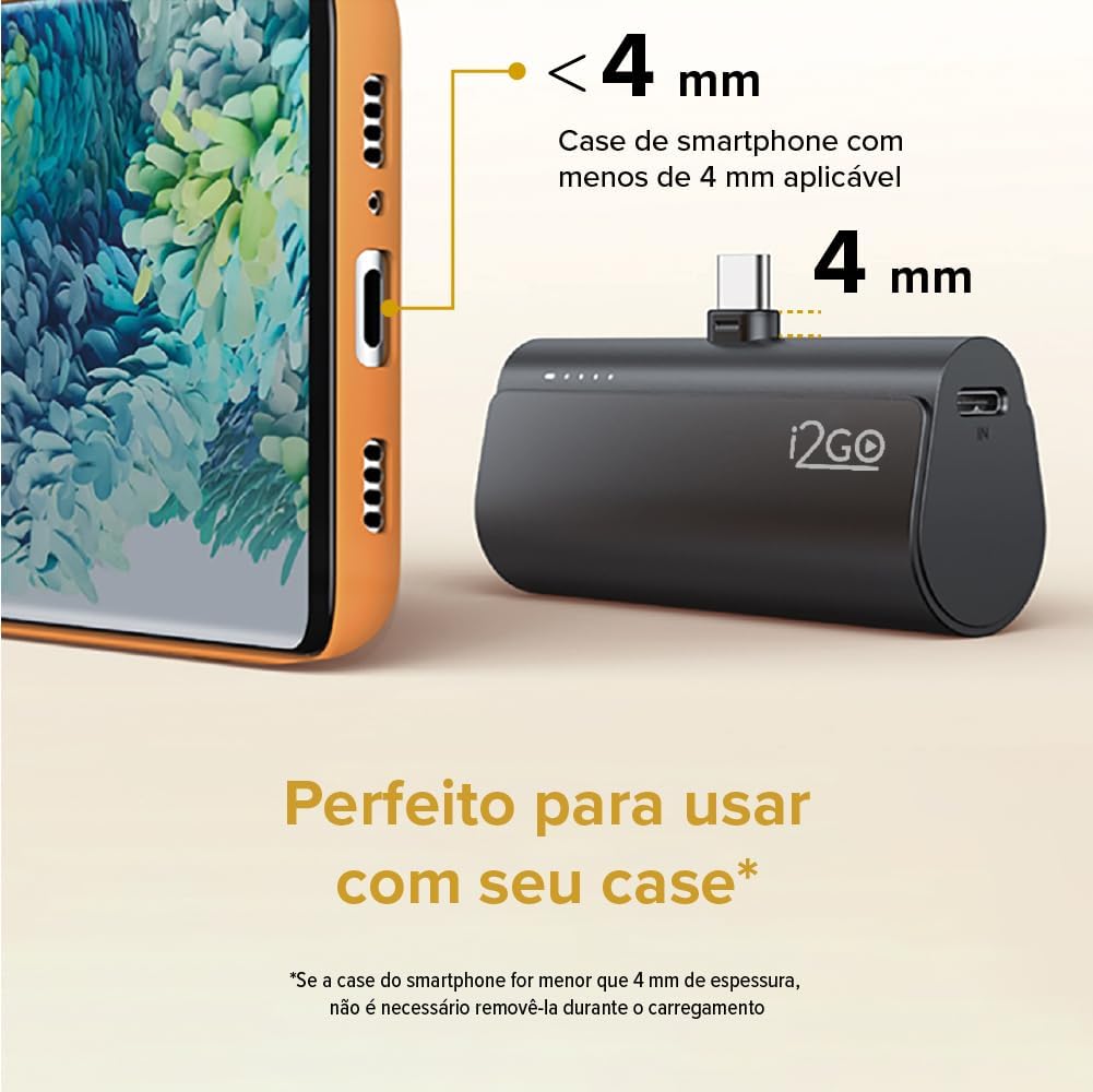 Imagem lateral do produto sobre fundo liso em tons claros, variando entre bege e creme.