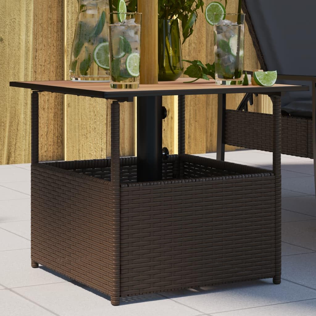 Tavolo da giardino con foro per ombrellone, marrone, 55 x 55 x 46,5 cm, in polyrattan, resistente ai raggi UV, telaio in acciaio verniciato a polvere, piano in legno di acacia, salvaspazio