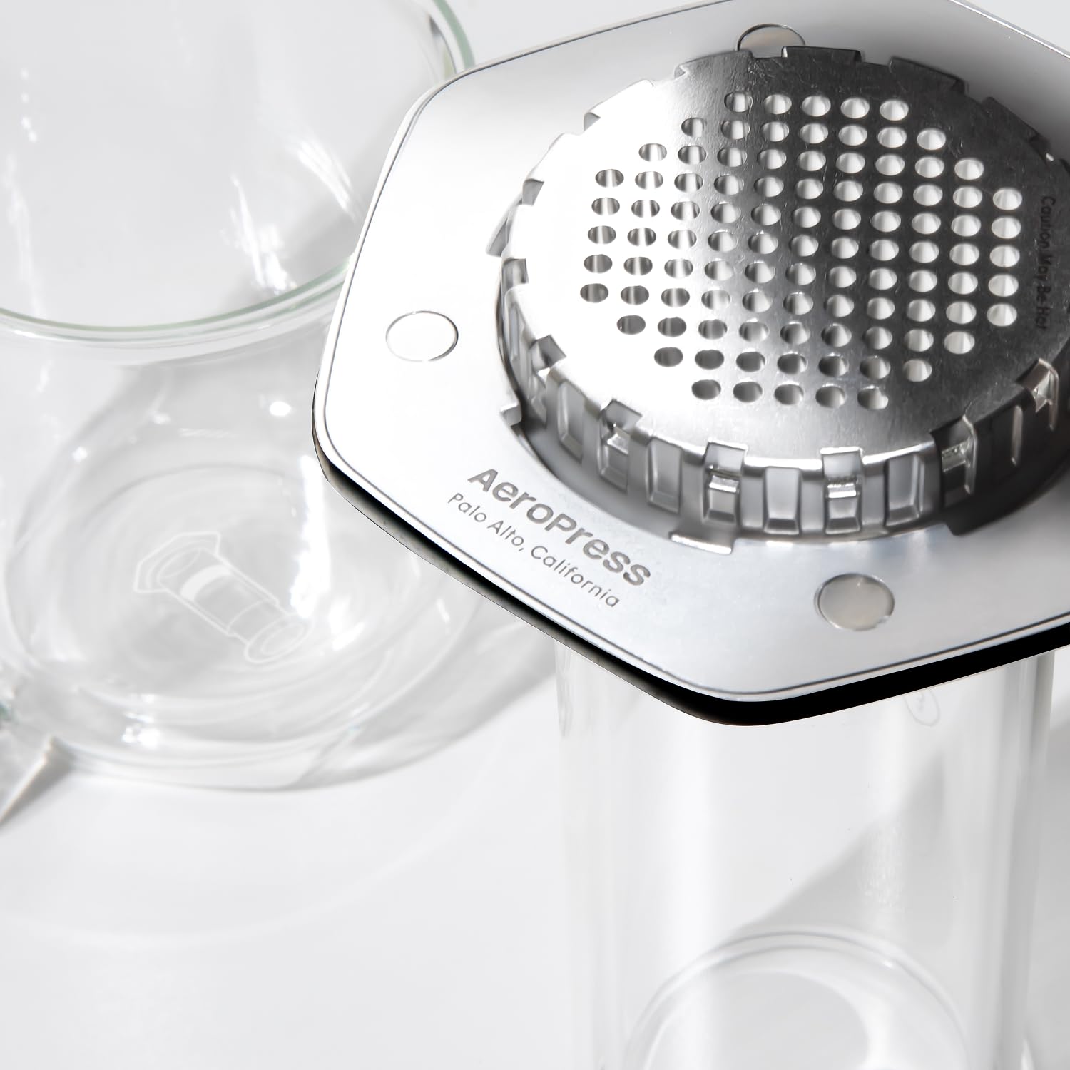 AeroPress Cafetière à piston Premium en verre, acier inoxydable et aluminium, tout-en-un French Press et cafetière expresso manuelle, infusion 2 min pour moins d’amertume et plus de saveur, Noir