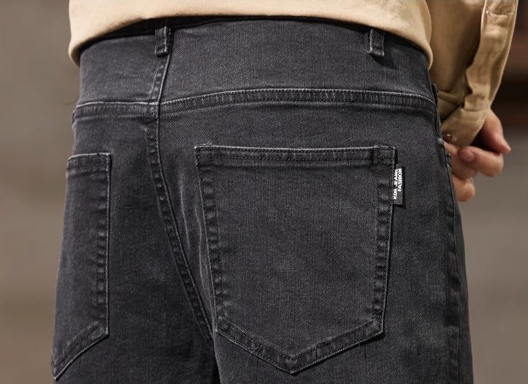 The Man's Jeans are Loose Comfortable and Versatile The Straight-Leg Pants Have Pockets3