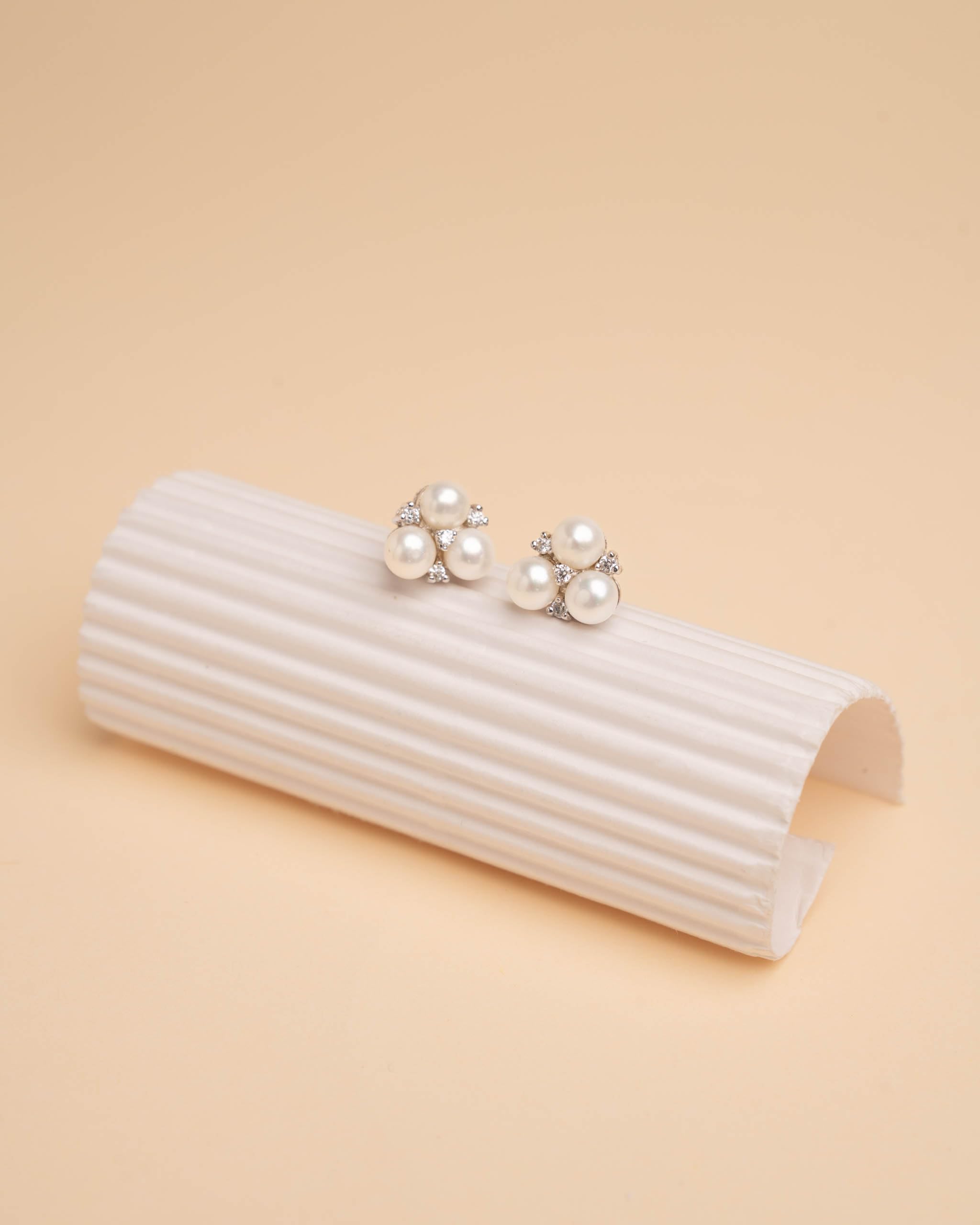 Pendientes de Mujer de Perlas Cultivadas de Agua Dulce Botón de 4-5 mm con circonitas Secret & You - Pendientes de Plata de Ley Rodiada de 925 Milésimas con Tuercas Grandes de Calidad.