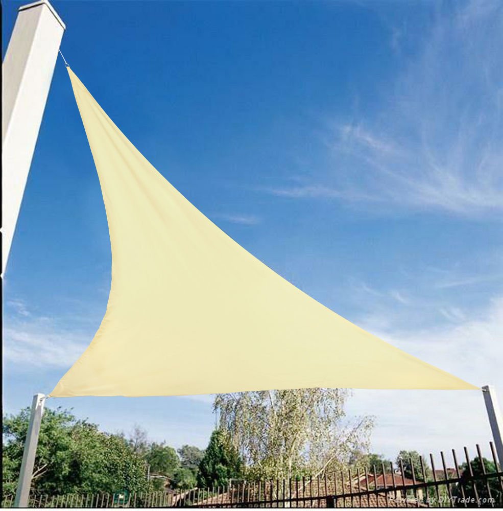 Voile d'ombrage triangle ecru 3x3 m idéal pour repas de jardin