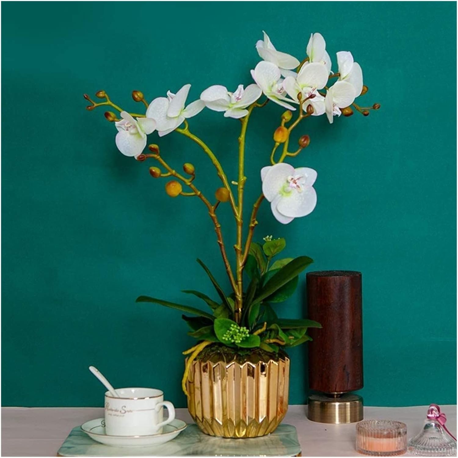 偽の人工花人工蘭の花、金の花瓶におけるフェイクファレエノプシスのアレンジメント、ウェディングパーティーダイニングテーブルセンターピー