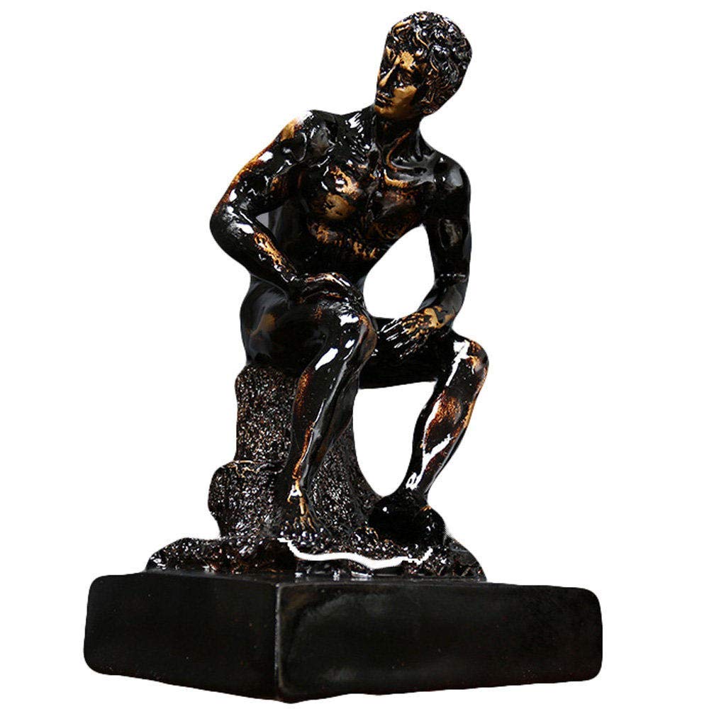 Statue du penseur David pour transformer un intérieur vide en un salon chic et chaleureux