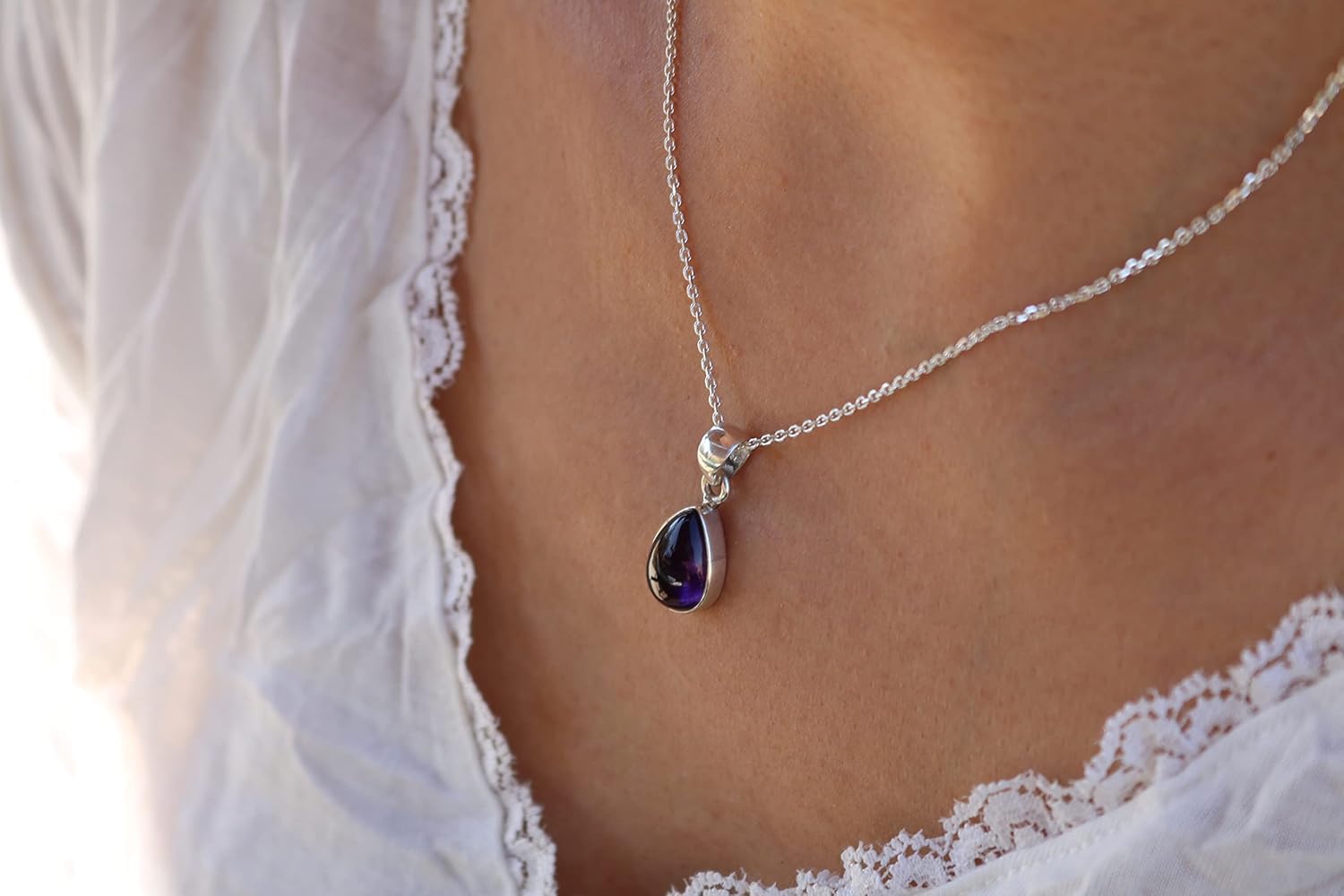 Silberne Halskette mit natürlichem lila Amethyst – Handgefertigter, winziger Tropfenanhänger – 40+5 cm Kette für Damen
