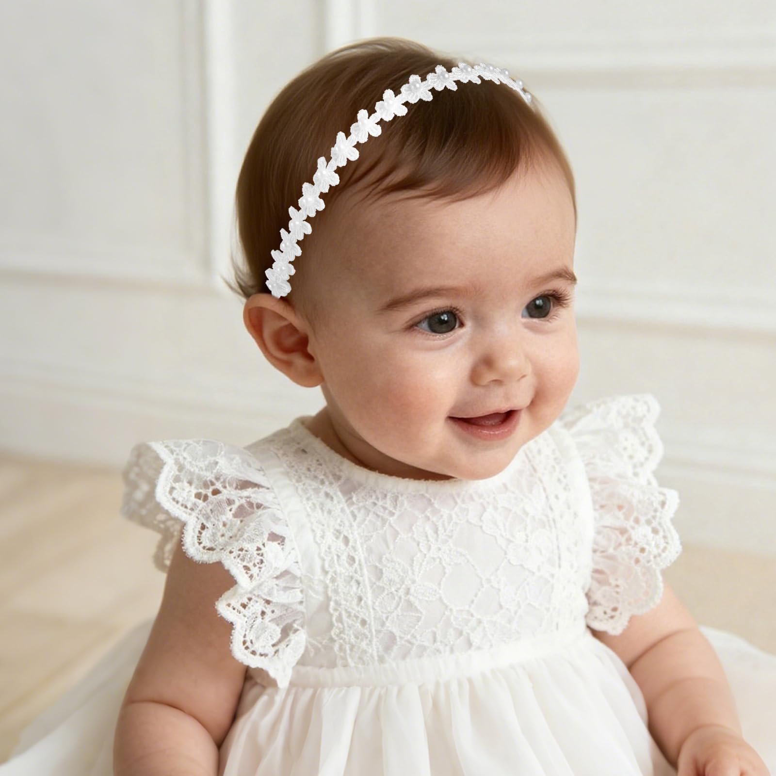 Bandeau de Baptême Réglable en Dentelle, Élégant Bandeau Baptême Blanc avec Perles et Fleurs Accessoires pour Cheveux pour Filles Bébés et Nouveau-Nés