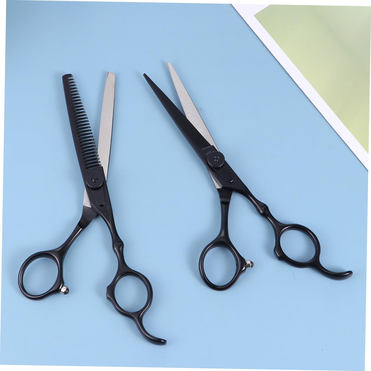 Set in Acciaio Inox 2 Pezzi Forbici Parrucchiere Professionali | Nero, Pettine Incluso, Uso Salone e Casa, Taglio Liscio Impugnatura Facile