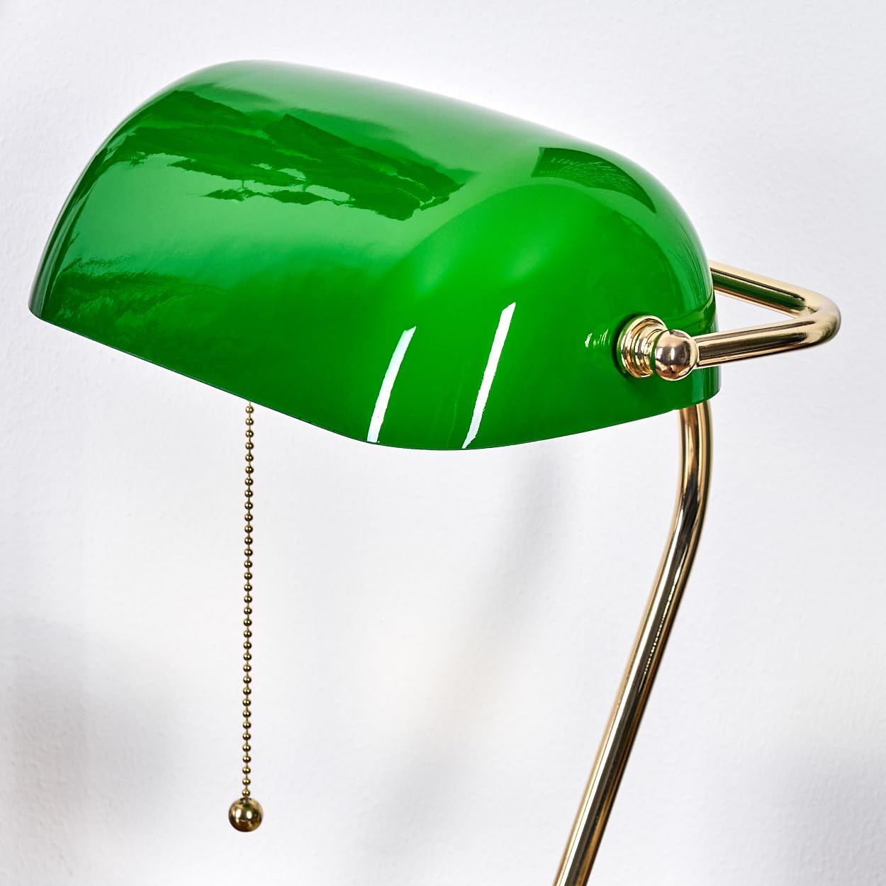 HOFSTEIN Tischleuchte Tremoceira, Tischlampe aus Metall/Glas in Messing/Grün/Weiß, traditionelle Bankerlampe, Schreibtischlampe für Büros im Retro/Vintage-Design mit Zugnschnur, Höhe 38 cm, 1 x E27