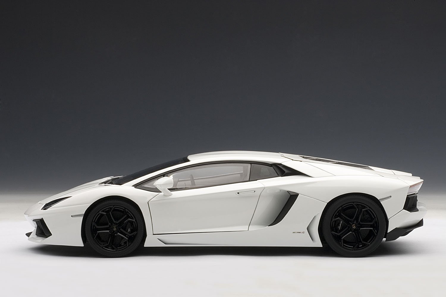 Amazon.co.jp: AUTOart 1/18 ランボルギーニ アヴェンタドール LP700-4 